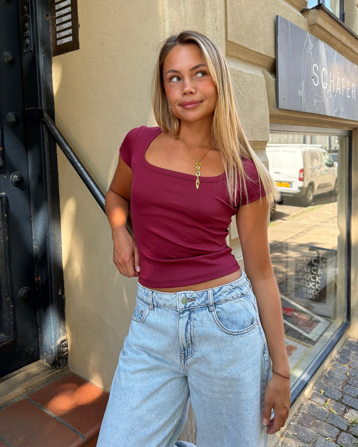 MIA KORTÆRMET TEE - BORDEAUX