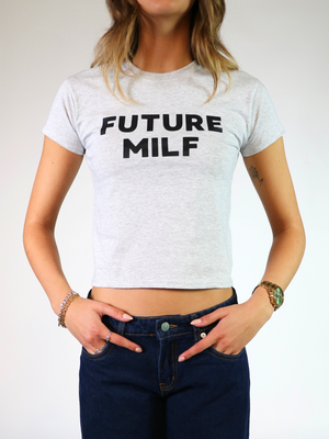 FUTURE MILF, BABY TEE - GRÅ