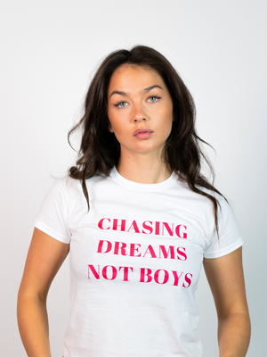 CHASING DREAMS, BABY TEE - HVID