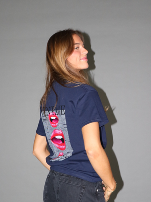 NEWSPAPER LIPS (rygprint) T-SHIRT - NAVY