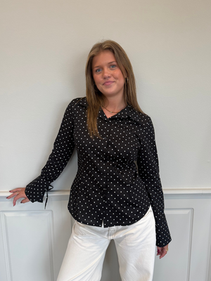 AVA STRING SKJORTE - BLACK POLKADOTS