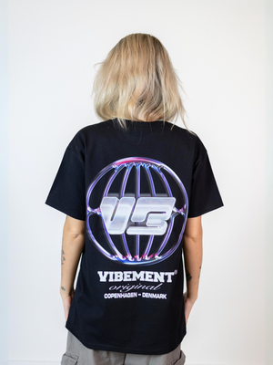 GLOBE TEE - SVART