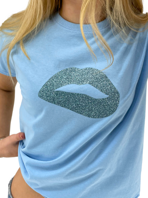 GLITTER LIPS (BLÅ) , BABY TEE - LYS BLÅ