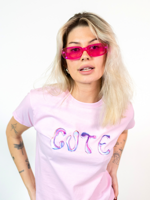 CUTE, BABY TEE - LYSERØD