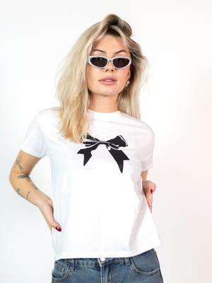 GRUNGE BOW, BABY TEE - HVID