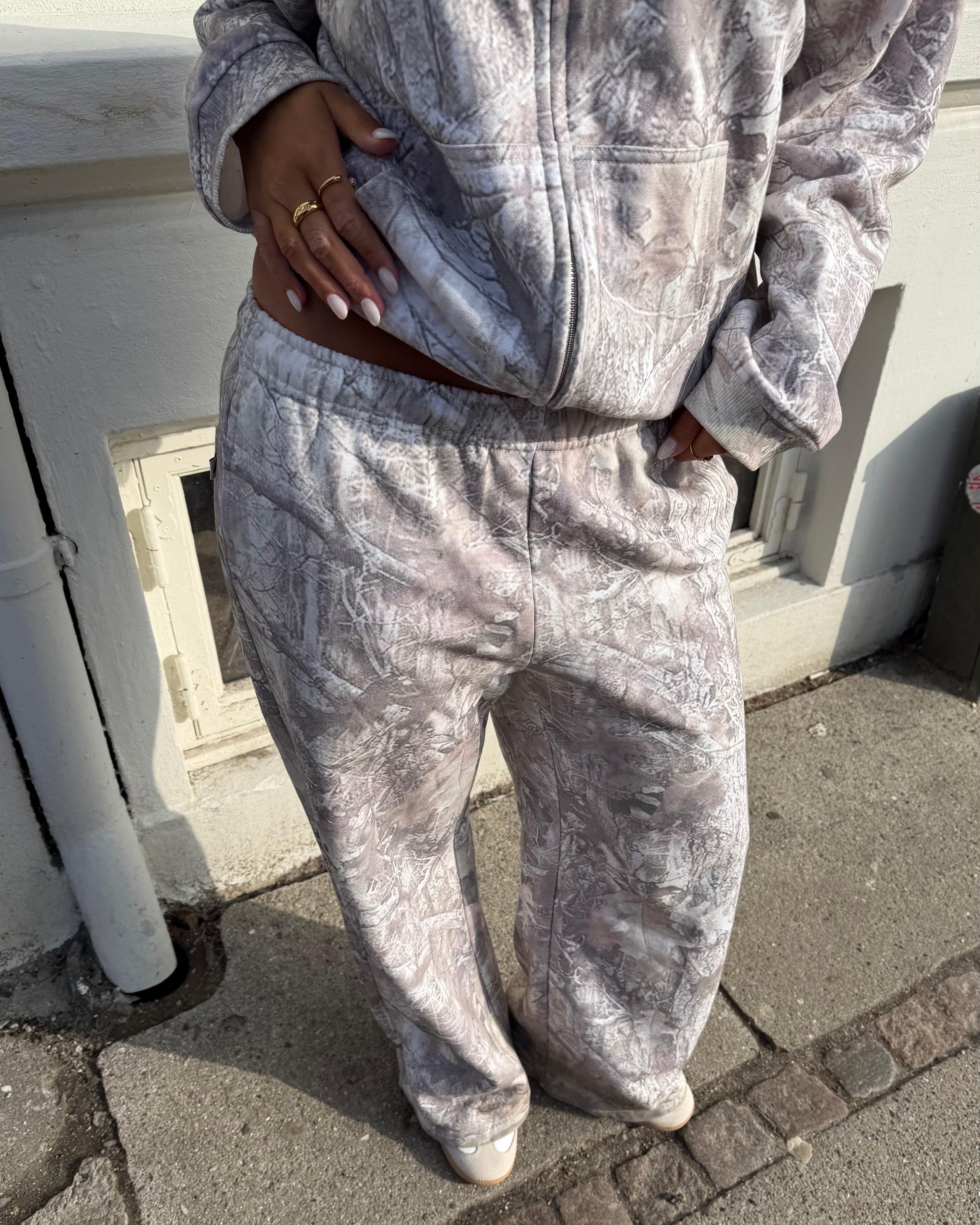 BAGGY SWEATPANTS - SAND FOREST