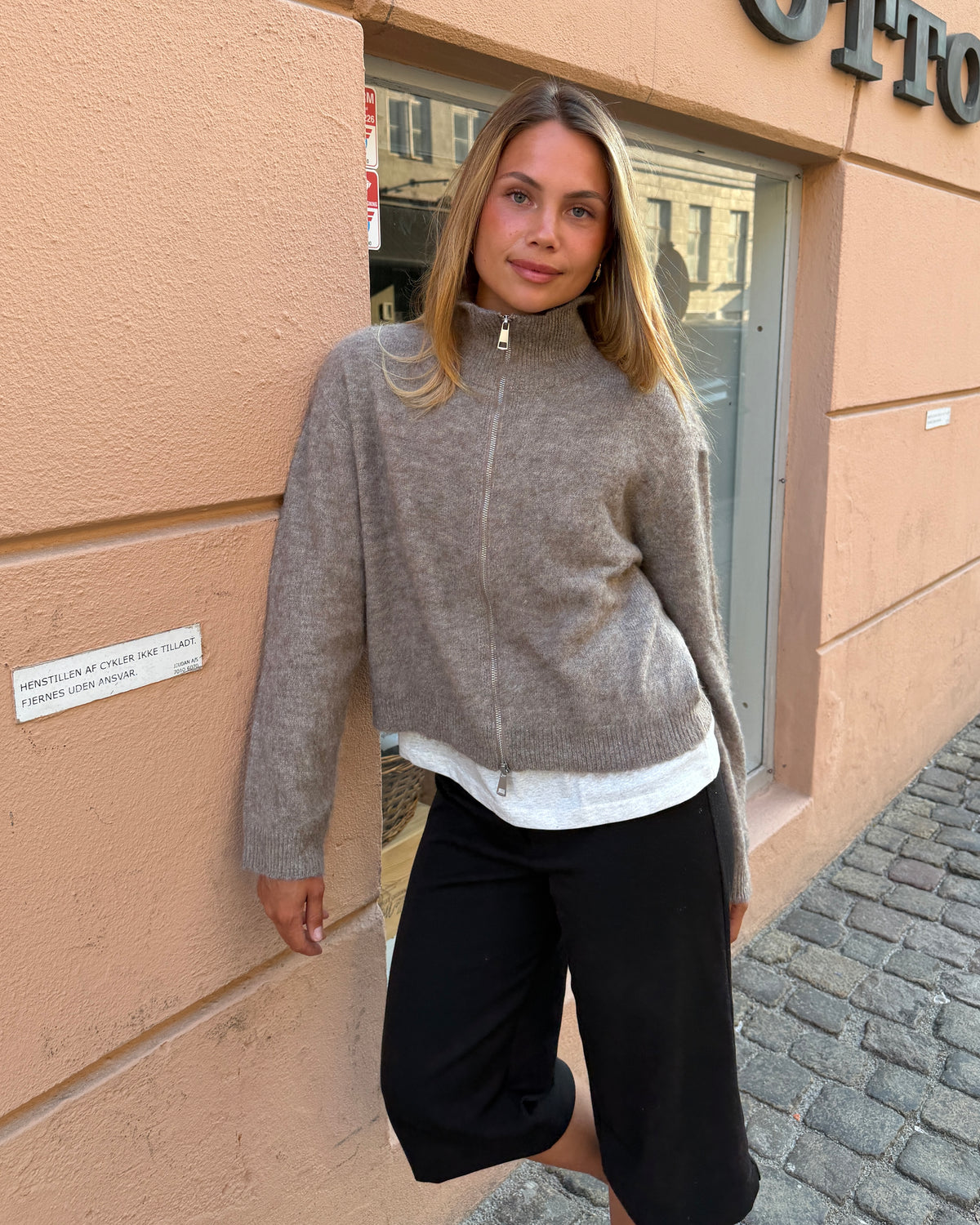 SOFIE ZIP KNIT i taupe fra DinVintageShop