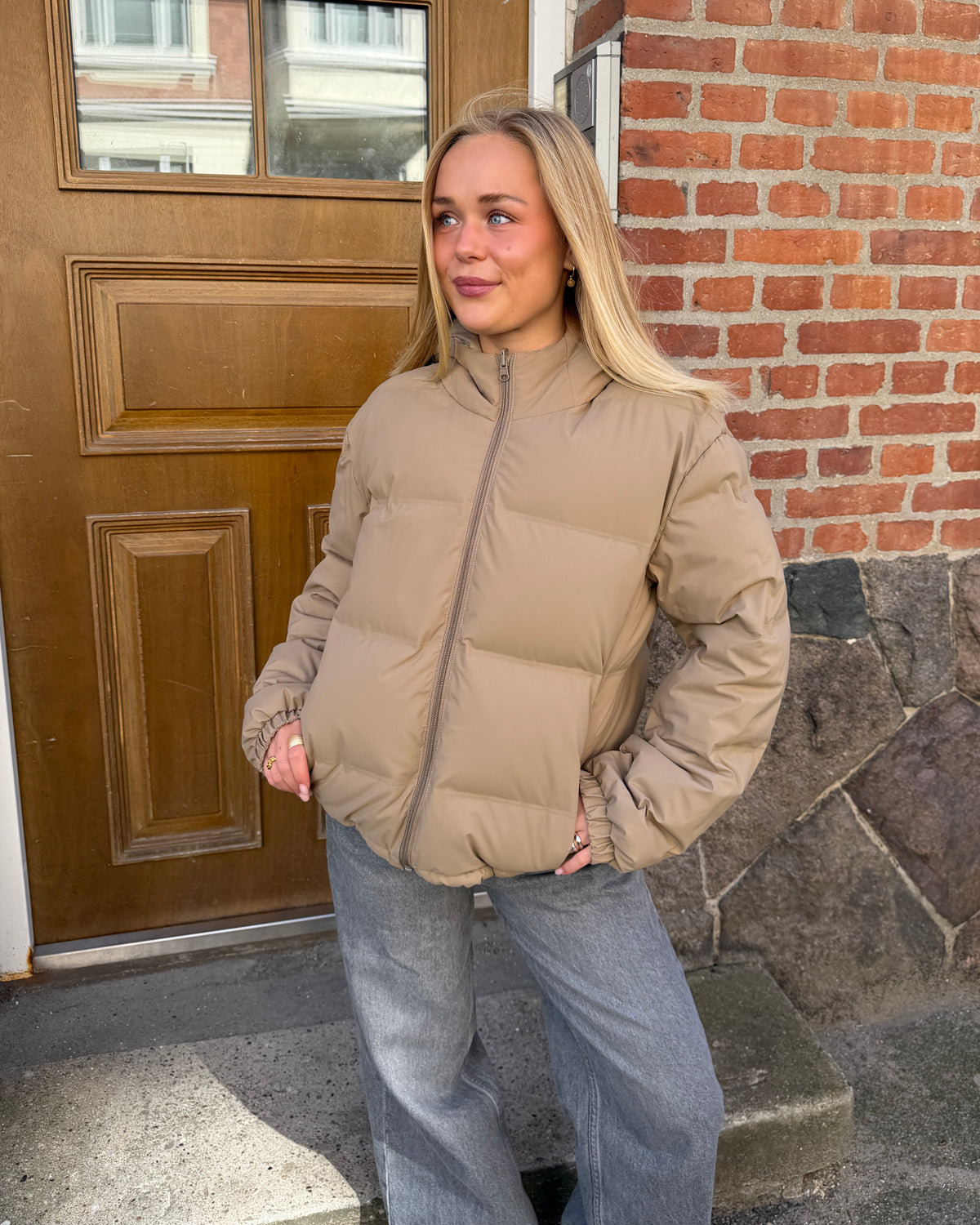 ALMA DOWN JACKET i sand – billede 9
