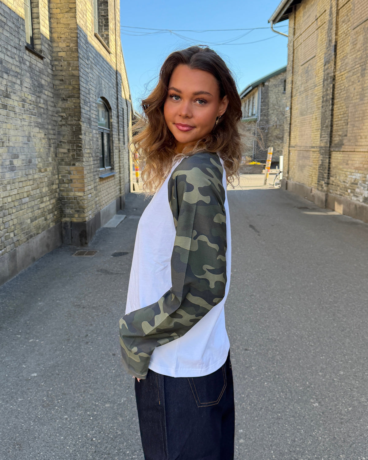 KLARA TEE - WHITE/GREEN ARMY