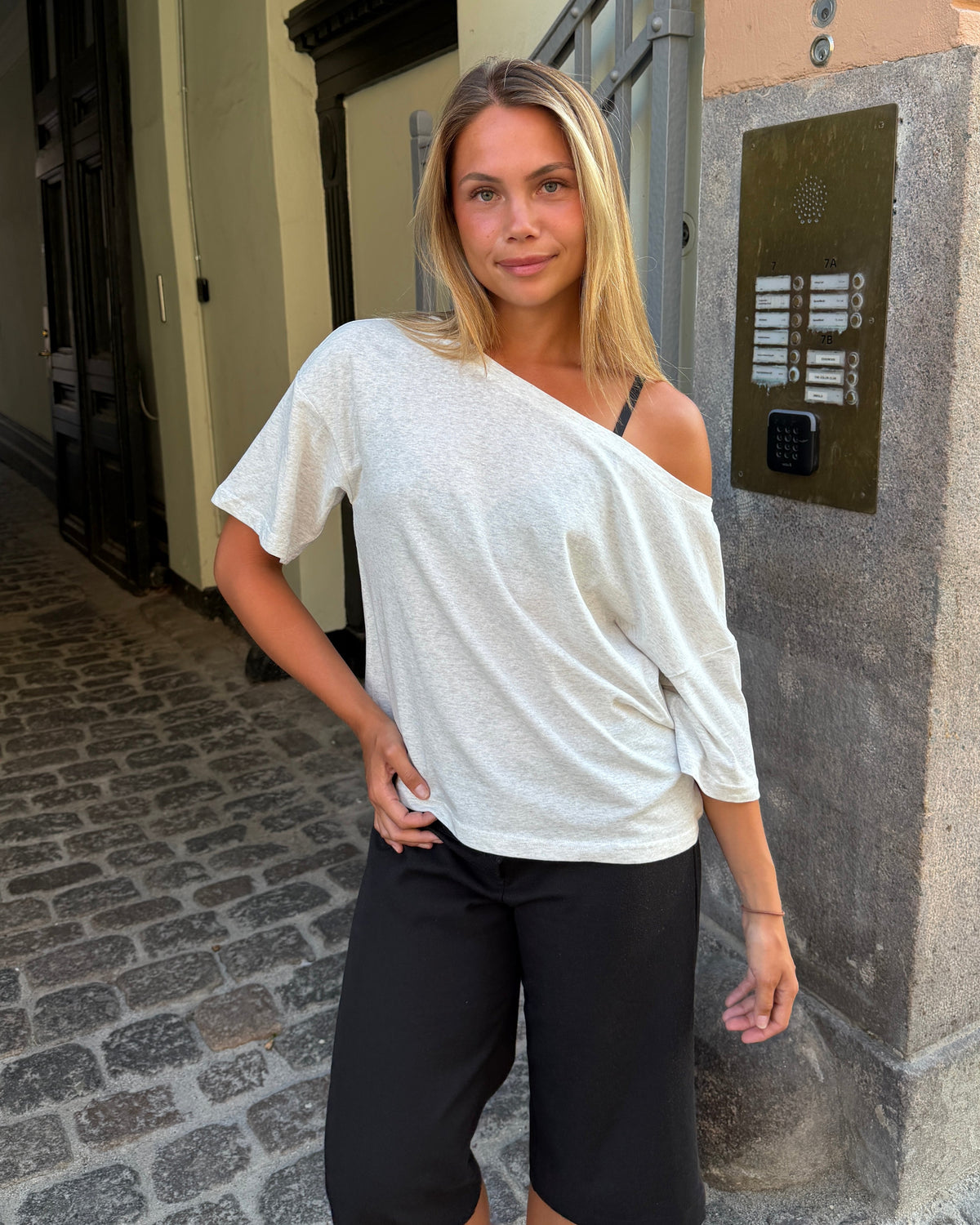 LIVA OFF-THE-SHOULDER TOP - LIGHT GREY
